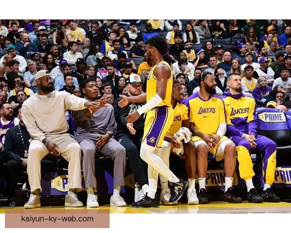 湖人全队互换球衣欢乐训练 东詹带头笑声不断 雷迪克透露卢卡对禁赛感到失望